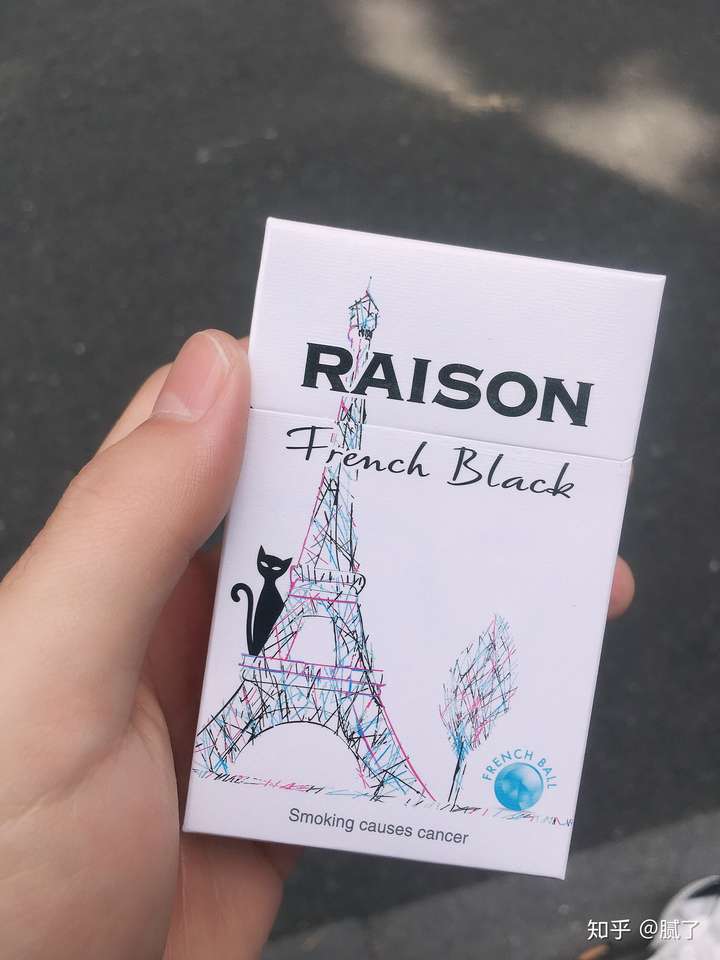的感觉是干净,过滤嘴没特殊的图案修饰,烟嘴的一侧印着raison和french