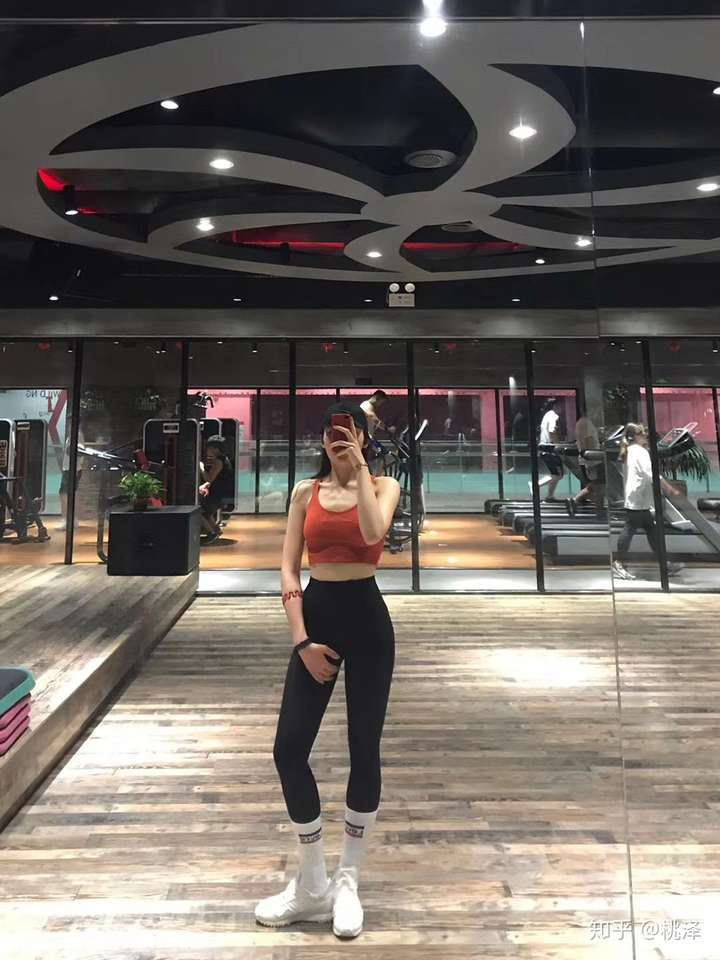 女生如果不是去参加健美比赛,还是主要以有氧为主,无氧为辅!