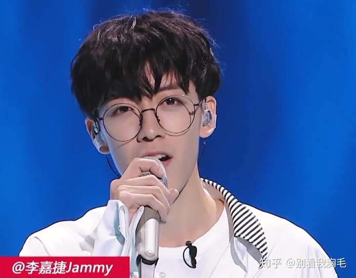 李嘉捷:我提他是想告诉各位大学生,好好注意身体,不要驼背耸肩.