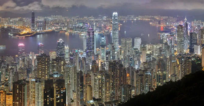 它在半山腰,如果学习累了,可以爬山去平顶山,看看香港的夜景