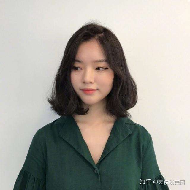 宽圆脸甚至下颌骨带点方的女生适合什么短发发型?