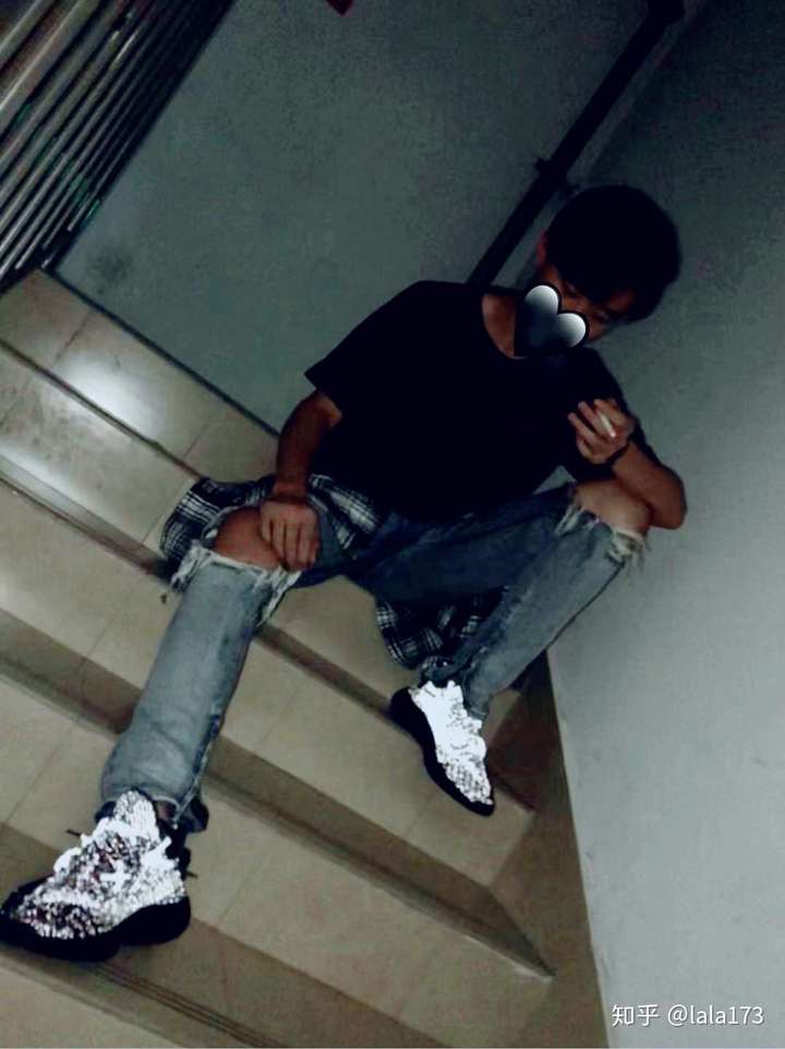 170男生穿aj1显矮嘛,aj1鞋底多厚测量图 1米7的男生穿高帮球鞋会不会显得很矮?