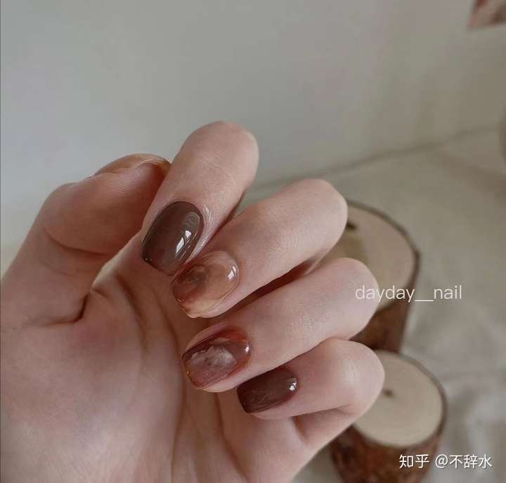 手黑手黄适合做什么颜色美甲?