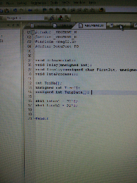 c语言:.c文件里定义了数组,在头文件里对其声明