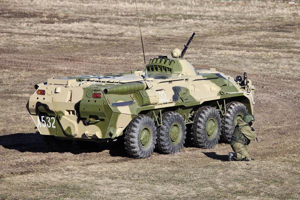 内务部队第36特种用途机动单位的btr-80装甲车