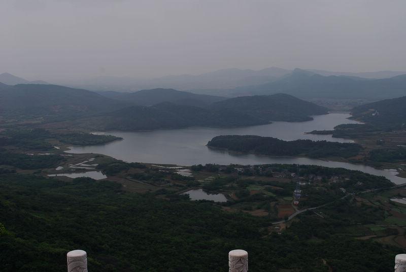 半月湖远眺鸡笼山