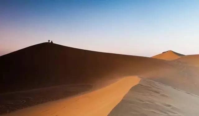 漫漫黄沙,随光影变幻莫测,神秘而又广阔的沙漠让人充满了想象,带给人