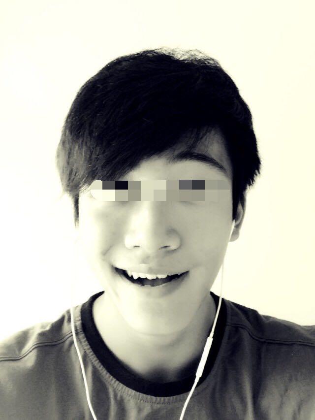 男生两侧的头发特别硬,张长了也是翘起来 几乎