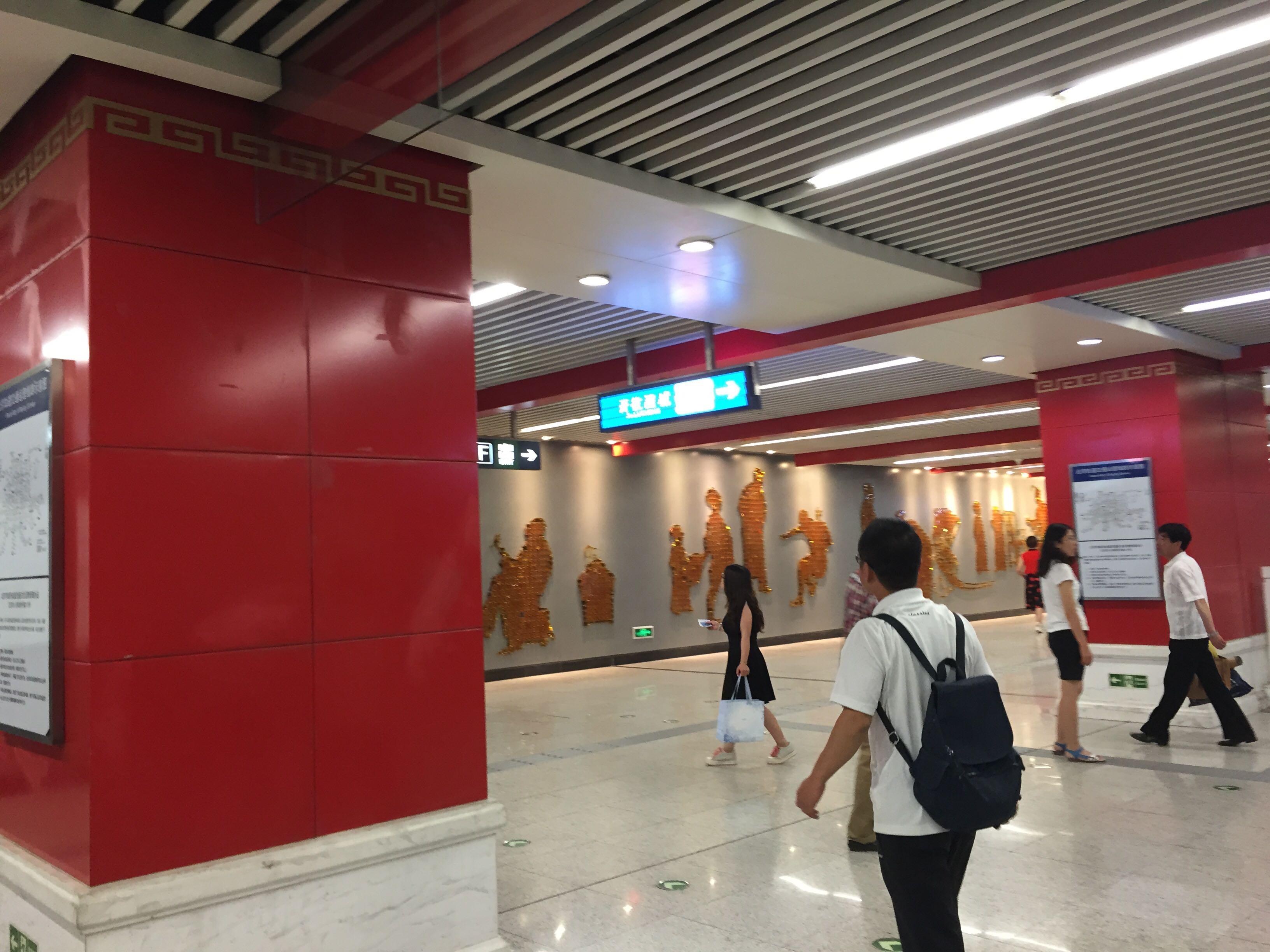 北京地铁6号线南锣鼓巷站,美丽的中国风柱子