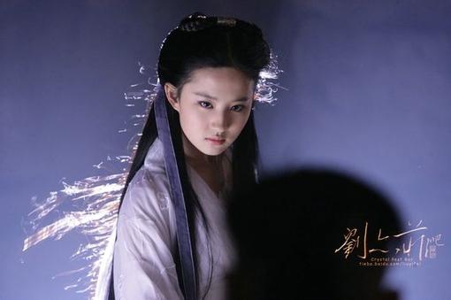 戏里面的表现一直都是冷艳内敛,但是看《赎罪》的时候被她高贵和性感