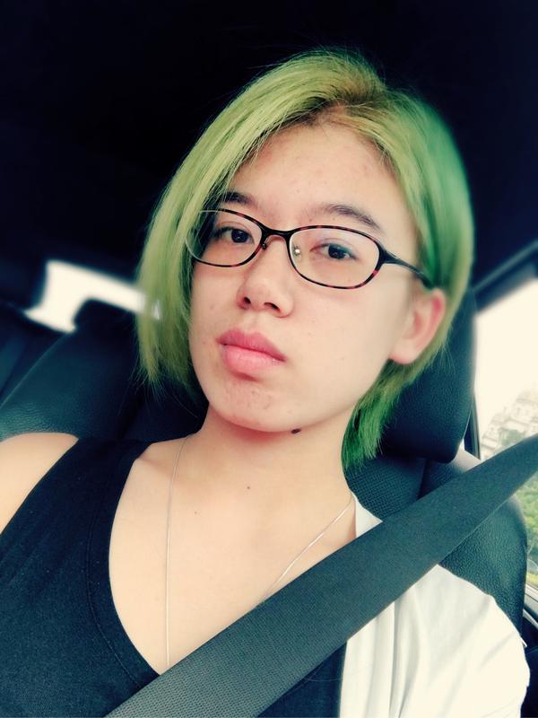 我想染个比较酷炫的绿色头发.当然是颜色比较淡的那种.