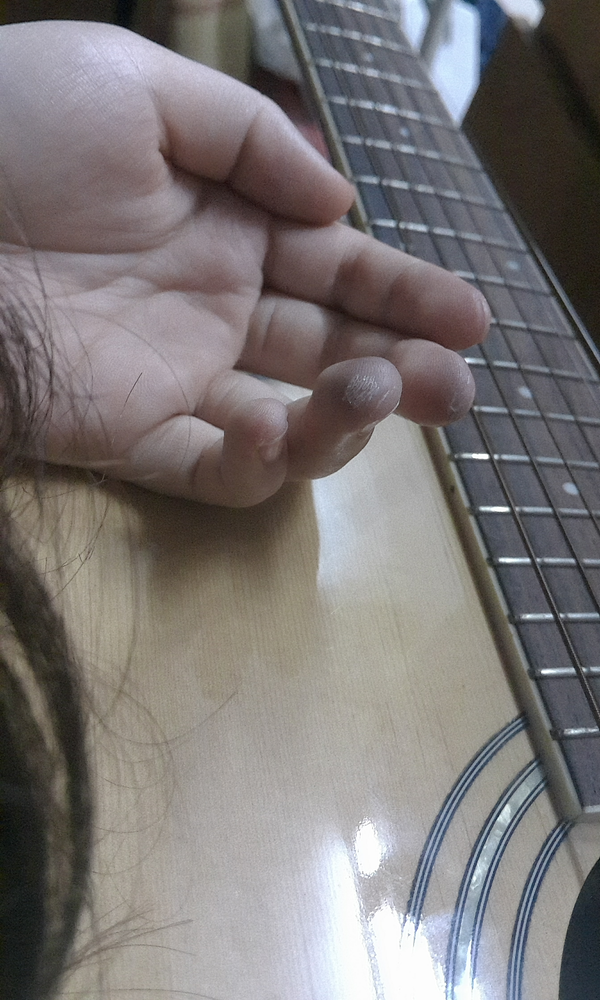 弹吉他的高手左手和右手都是什么样的啊?