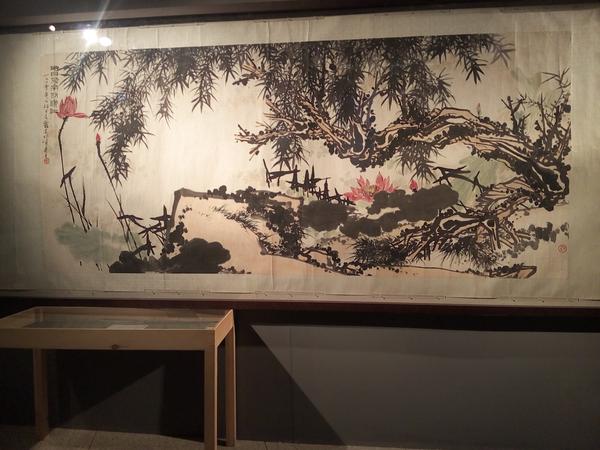 《湖光映日图 潘天寿 132.2cm×303.5cm 1960 纸本