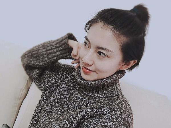 c,扎个小揪揪或者不嫌麻烦编一头小辫儿