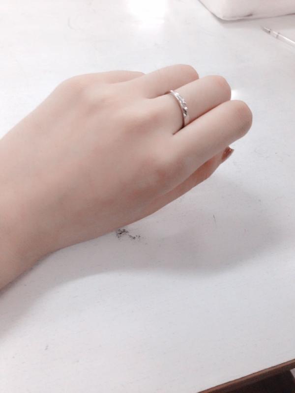 女生左手中指带着戒指有何含义?