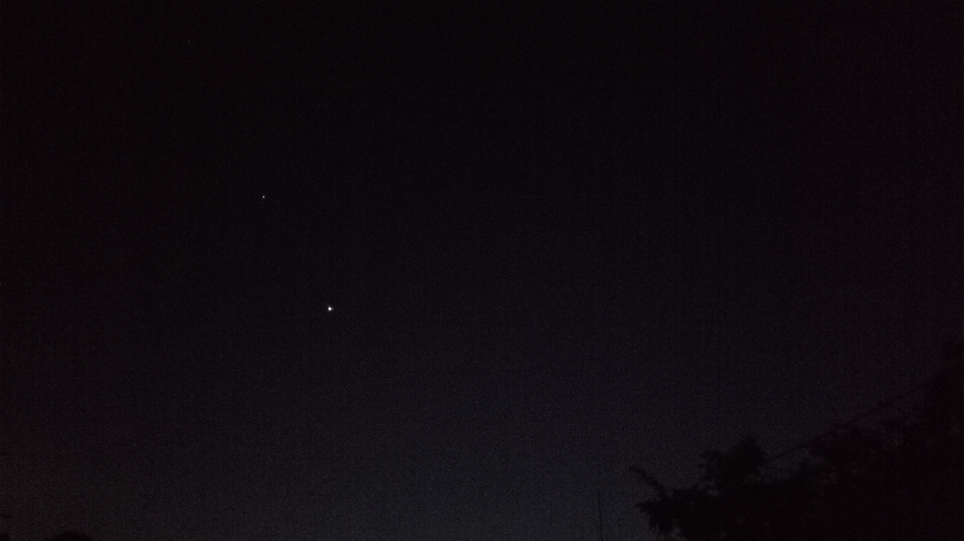 北半球(广东)端午前后晚上八点左右看到西面夜空的这两颗星是什么星