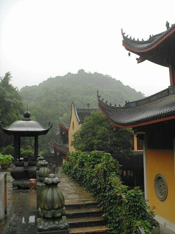 雨中寺庙