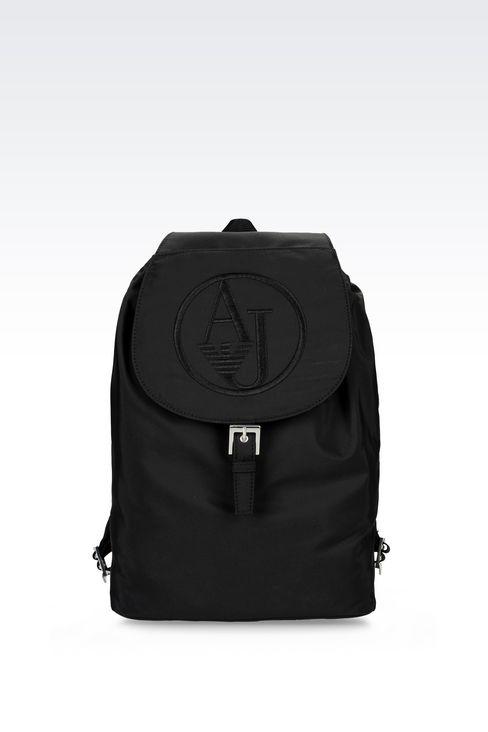 哪一款包可以优雅地放入 MacBook,iPad 和一些