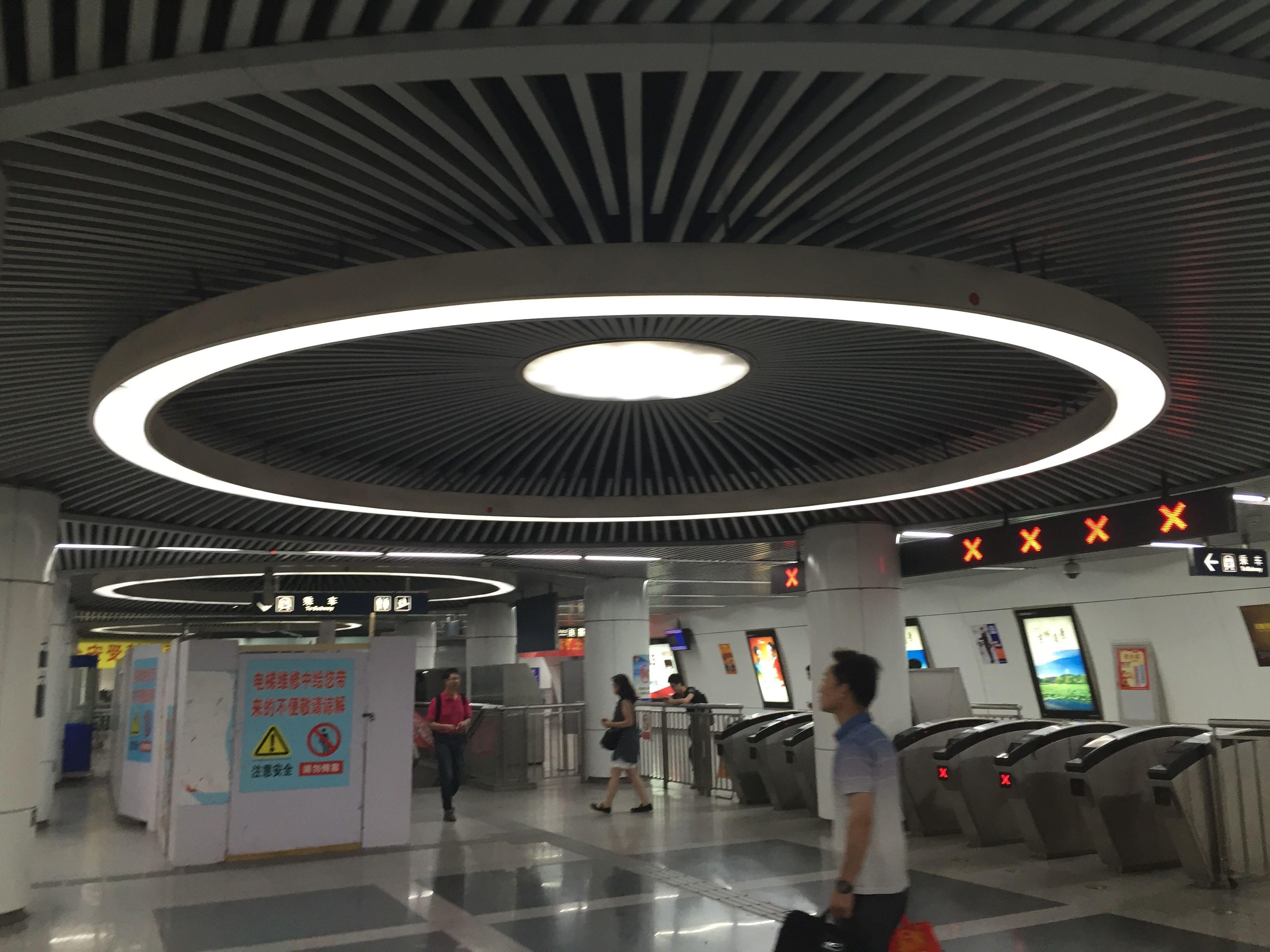 天坛东门站是白色的金属圆柱,我最喜欢的是这个地铁站头顶的圆形装饰