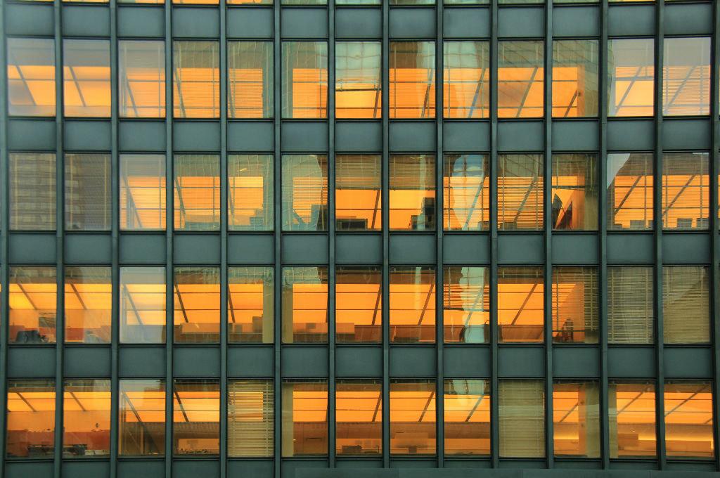 (图4: seagram building by  ludwig mies van der rohe and philip