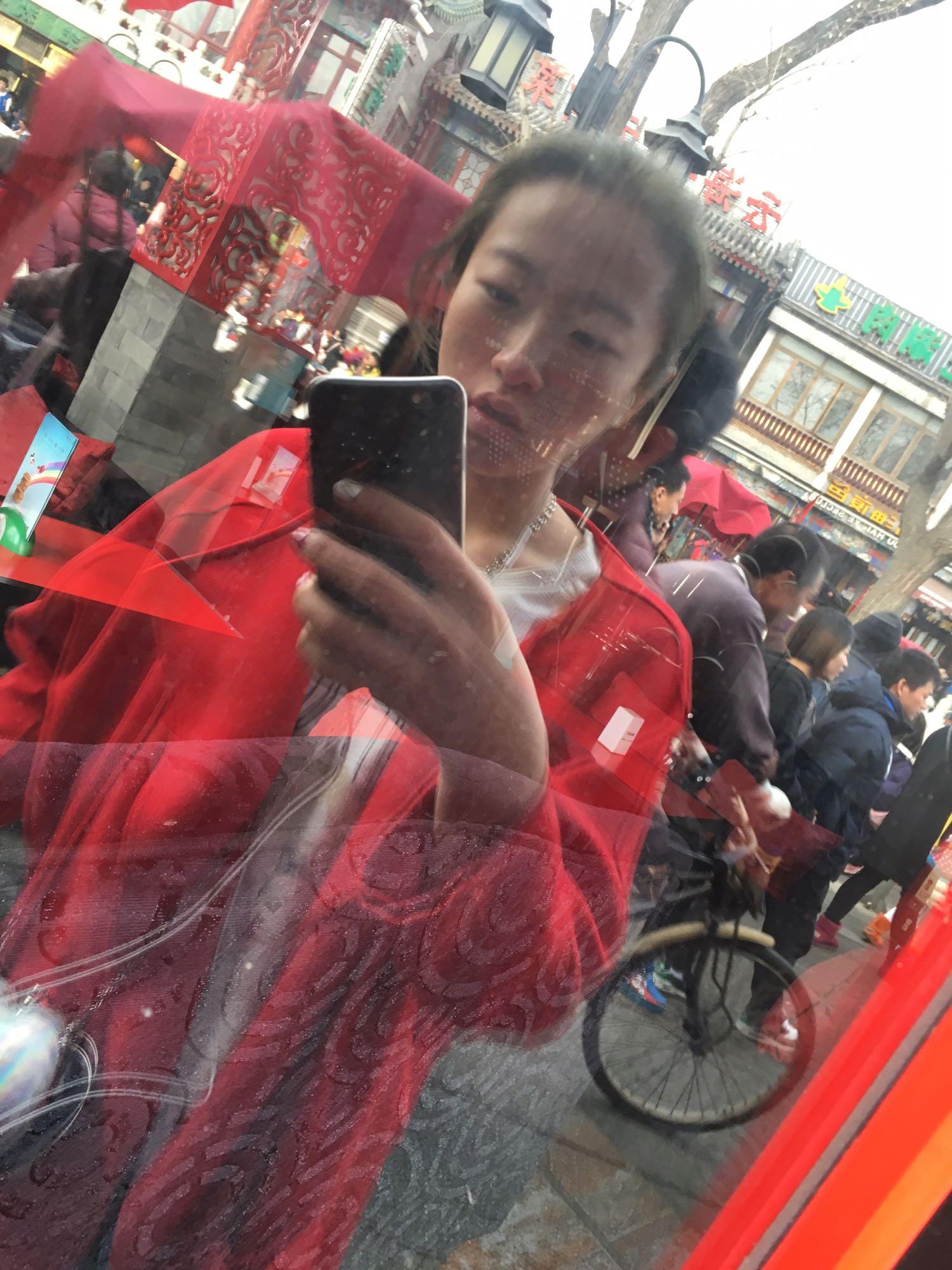 初中女生学『穿衣』自己,学搭配跳跃打扮女生剪影图片