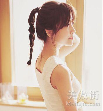 黑长直中分<em>大脸女生,怎样扎头发</em>好看又能显的