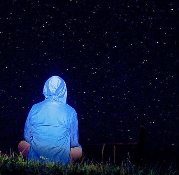 再后来我在草原看到了银河,坐在草地上仰望星空时,我更加坚信了神明的