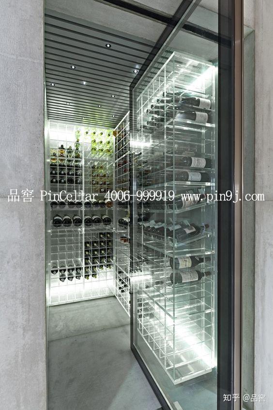透明的酒架已经成为当下最流行的酒架样式,玻璃和亚克力酒架其透光性