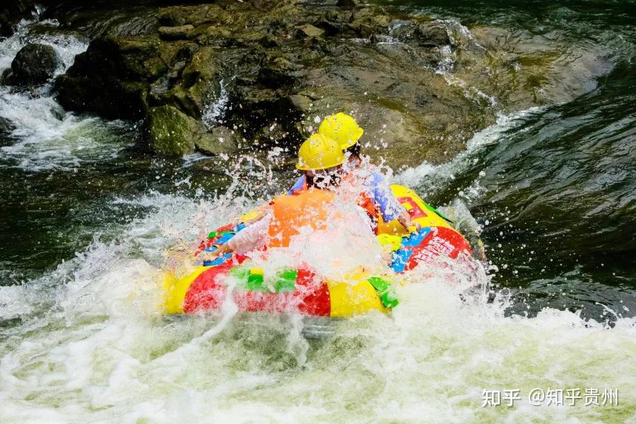 贵阳修文桃源河景区:户外漂流体验夏日激情