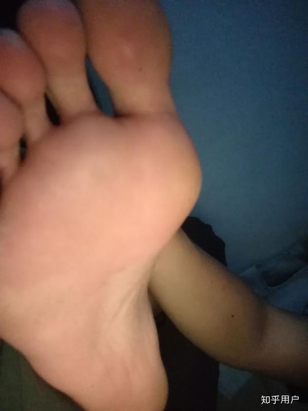 女生喜欢挠男生脚心是变态吗?
