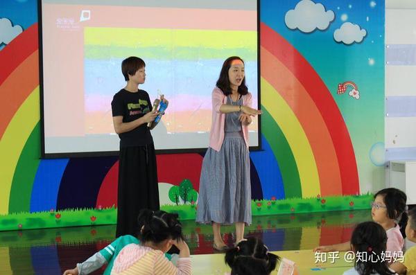 每到幼儿园组织亲子活动的时候,妈妈们"为儿争光"的时刻就到了