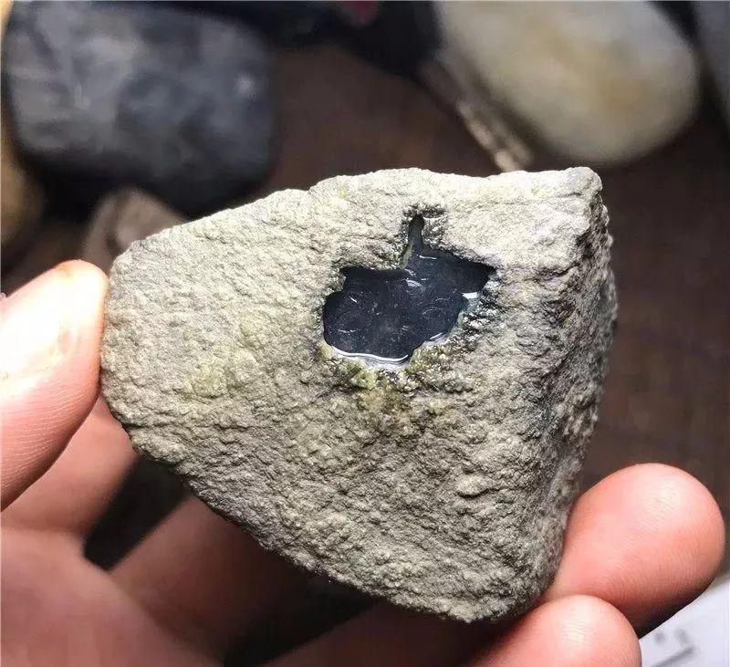 翡翠原石一块开窗可见肉质发黑的原石成品鳄鱼漂亮之至