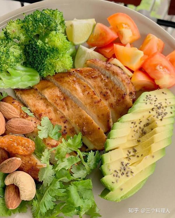 高蛋白低脂肪低热量的鸡胸肉是健身爱好者青睐的美食