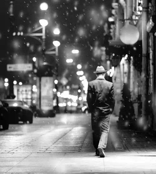 大雪纷飞的夜晚,冷清的街道.