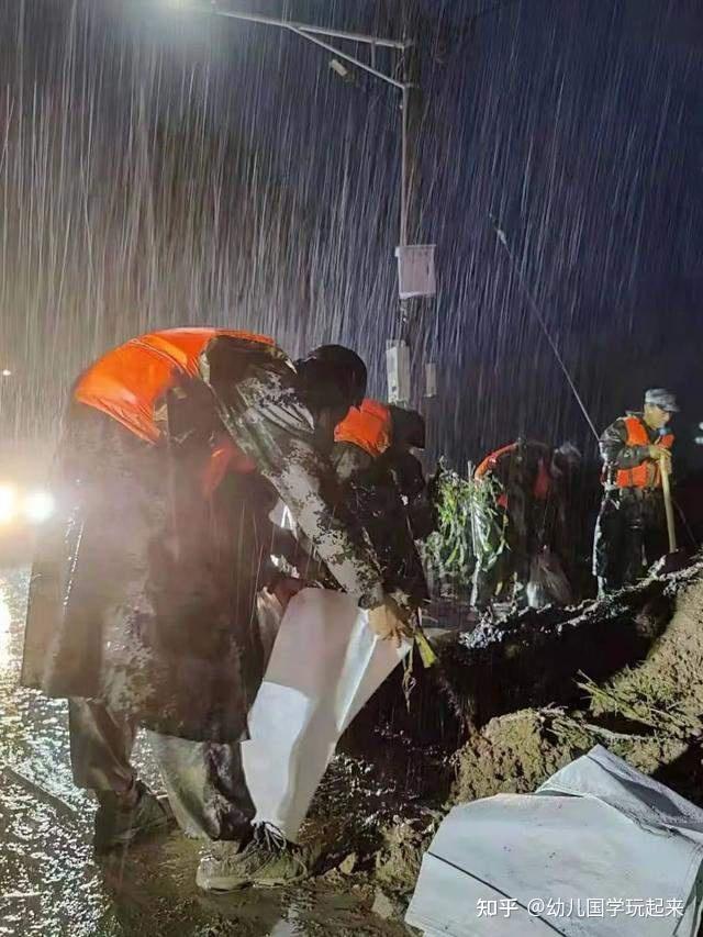 河南暴雨洪涝中的8个平凡英雄场景从00后10后到幼儿园难以置信