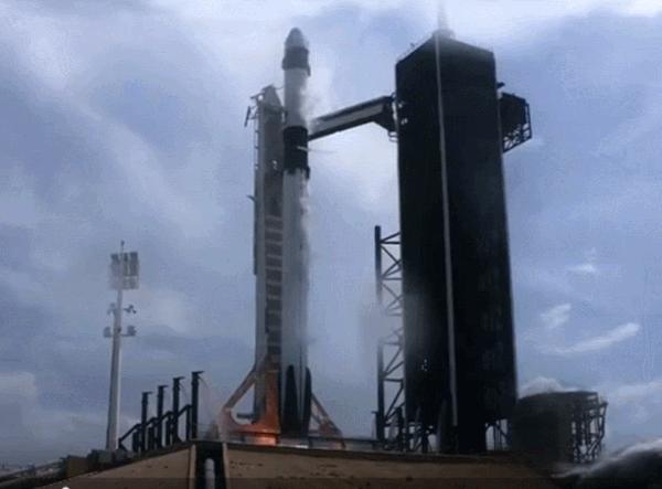 SpaceX首次载人火箭发射成功！