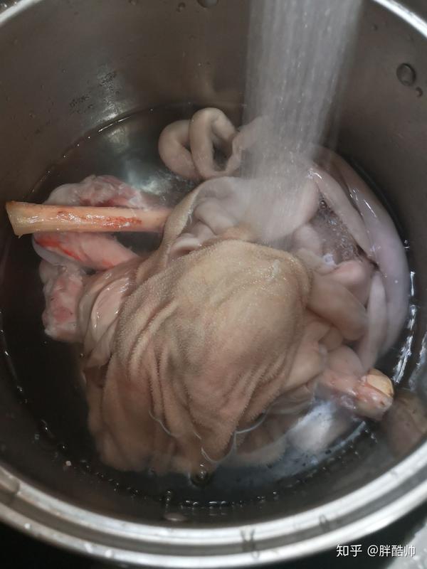 倒进肠肚,加足水,先拿去烧开