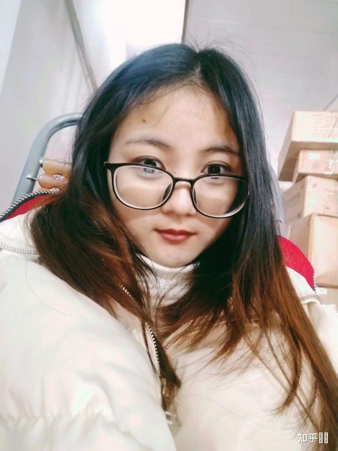 有没有高度近视也漂亮的女孩子呀