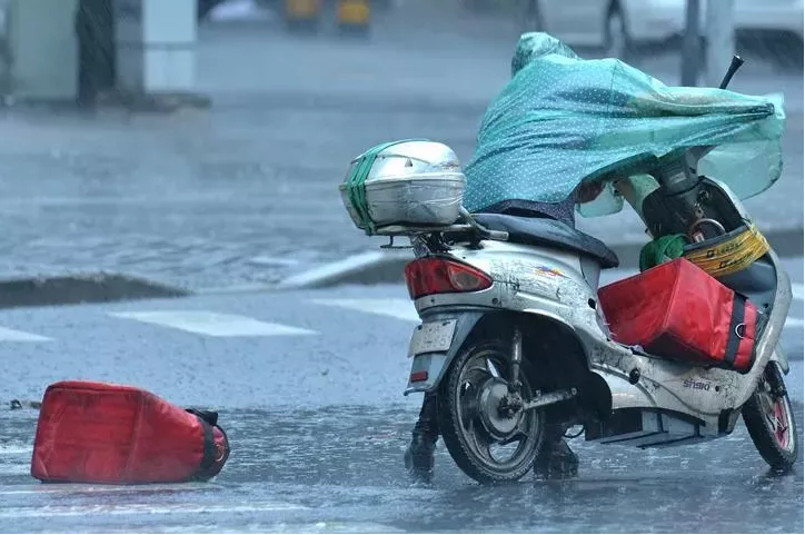 暴风雨中狂奔的外卖骑手欠一份体谅