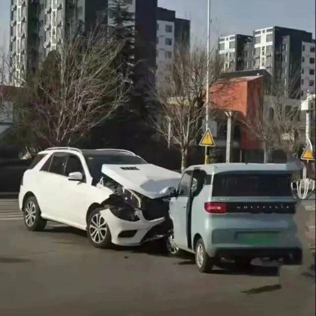 两车在十字路口发生正面碰撞,上演了一场现实版碰撞测试,两辆车的前脸