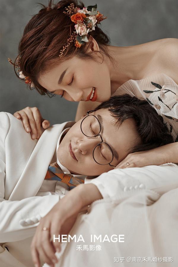 再换上一个温柔的发髻,配上珍珠耳饰  你就是经典画报中的女人  整个