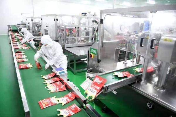 玉峰食品生产车间内部景象,来源:麻辣王子官微