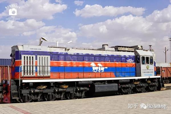 蒙古的火车头,车身很有当地特色
