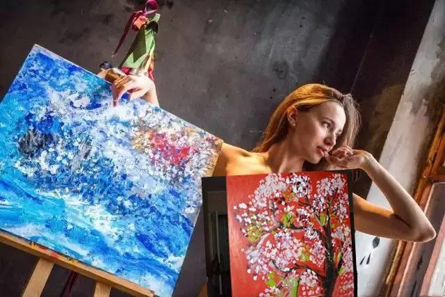 90后美女画家用"胸"画画,大胆露骨,是炒作还是创新?