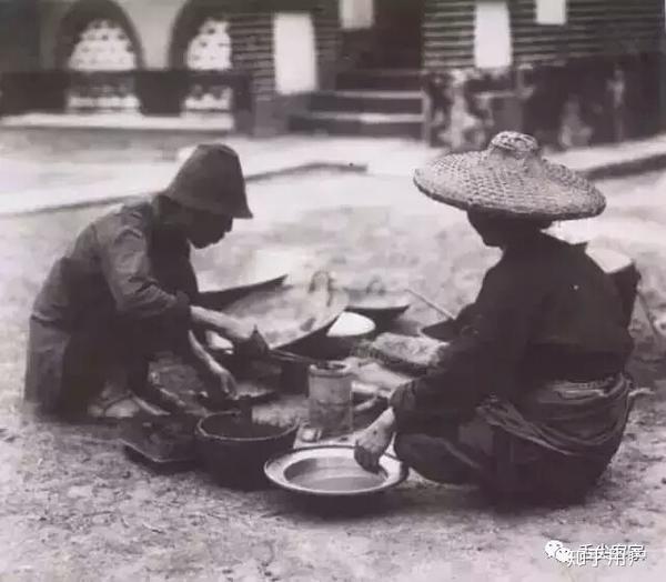 客家人等南方汉族"传统服饰"中,"斜襟"的元素明显,而显然又和"旗袍"无