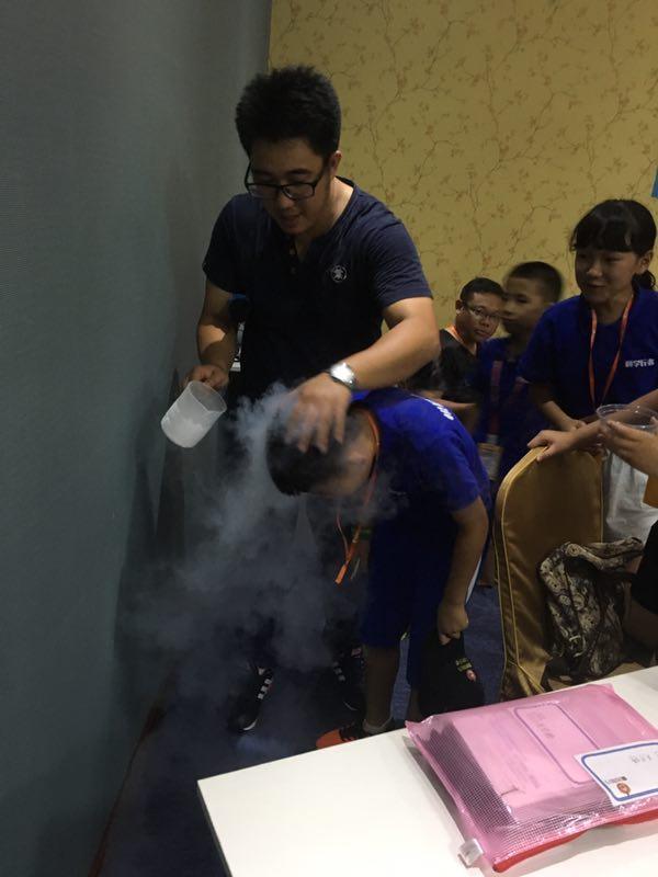 短时间接触液氮会冻伤人体么?