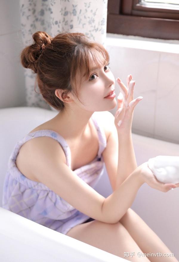 白嫩极品美女吊带浴袍浴室写真图片照