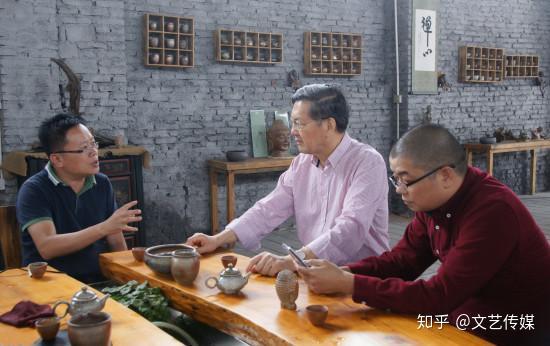 永春县介福乡党委书记张延年(左1)向北京大学中国传统文化研究所
