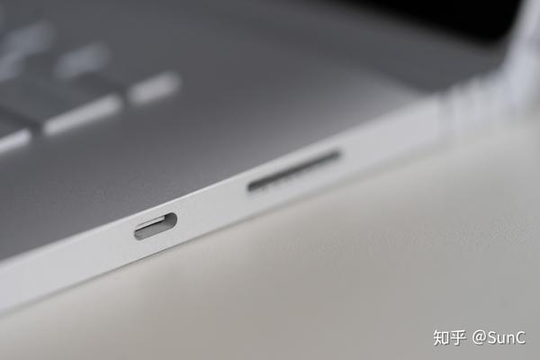 右侧是一个usb-c接口和surface connect磁性充电接口.