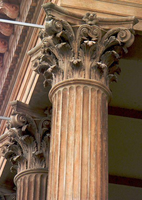 塔司干柱式(右二)是罗马早期的柱式,是基于多立克柱式的变体,它是多立